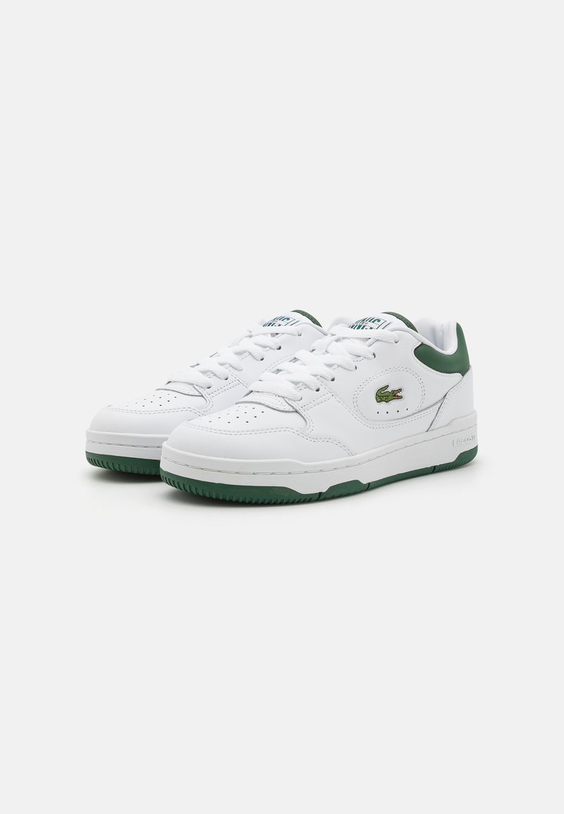 Witte leren sneakers met groene accenten op de hiel en tong, voorzien van geperforeerde details en platte veters, met een gestructureerde rubberen zool.