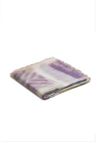 Piumoso, plaid multicolore in sfumature di lavanda e crema, con un motivo geometrico e bordi frangiati, piegato ordinatamente.