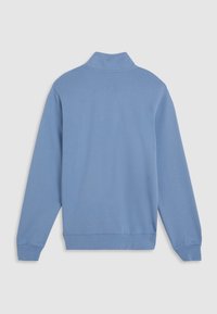 Blaue Sweatshirt aus weichem Stoff, mit Stehkragen und langen Ärmeln. Einfaches Design ohne sichtbare Muster oder Beschläge.