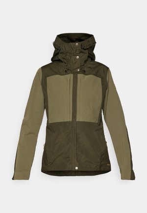 Olive groene jas met een gestructureerd ontwerp, voorzien van een dubbele capuchon, drukknoopsluiting en twee grote borstzakken. Soepele textuur.