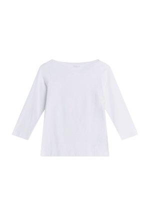 Biała koszula z długim rękawem i łódkowym dekoltem, wykonana z miękkiej tkaniny, prezentowana na jednolitym białym tle.