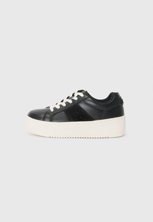 Sneaker in pelle nera con suola piatta bianca testurizzata, dotata di lacci bianchi e un pannello in rete sul lato per la traspirabilità.