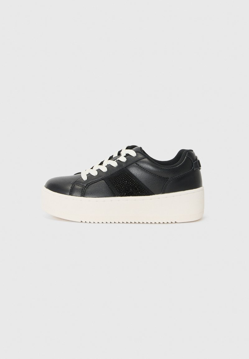 Schwarze Ledersneaker mit weißer texturierter Plateau-Sohle, ausgestattet mit weißen Schnürsenkeln und einem Mesh-Einsatz an der Seite für Atmungsaktivität.