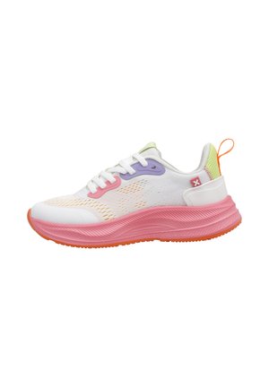 Sneaker atletica bianca con suola rosa, suola esterna arancione, occhielli viola e rosa, tallone in mesh giallo e linguetta arancione.
