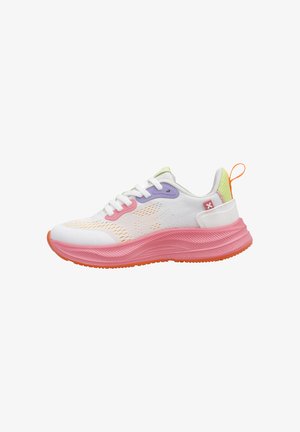 Baskets de sport blanches avec semelle rose, semelle extérieure orange, œillets violets et roses, talon en mesh jaune et languette de tirage orange.