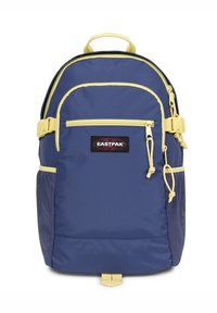 Zaino Eastpak blu navy con accenti gialli, dotato di maniglia superiore, scomparti con zip, tasche laterali in rete e spallacci regolabili.