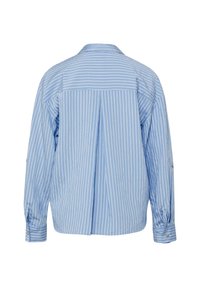 Chemise bleu clair à manches longues avec rayures verticales blanches, pli dans le dos, poignets boutonnés et col, présentée sur fond blanc.