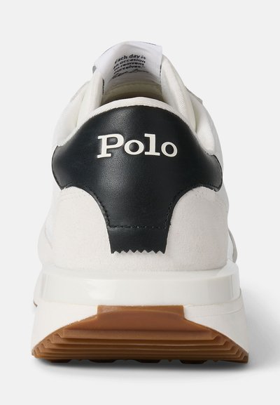 Heren sneaker met een bovenwerk van wit leer, een zwarte leren hak en een dikke rubberen zool. "Polo" logo geperst op de hak en een gewatteerd kraagontwerp.