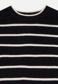 Svart ribbestrikket genser med horisontale kremfargede striper og rund hals.