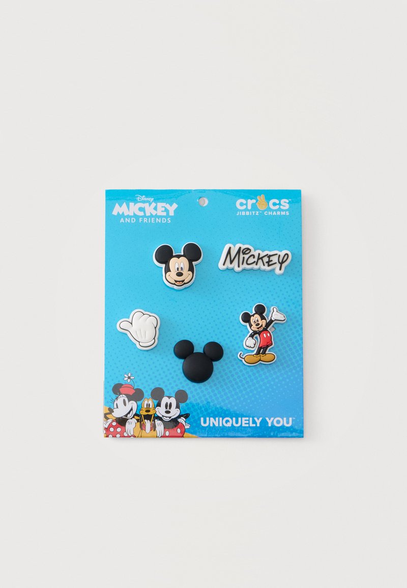 Ensemble de cinq breloques Crocs Jibbitz sur le thème de Mickey Mouse comprenant le visage, le gant, la silhouette, le personnage entier et le nom de Mickey sur une carte bleue.