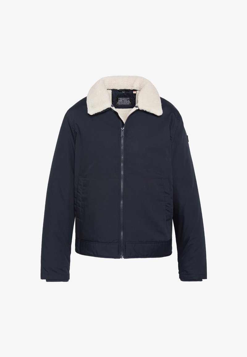 Granatowa kurtka z kołnierzem z baranka, zamkiem błyskawicznym, dwoma przednimi kieszeniami oraz teksturowanym wykończeniem tkaniny. Regularny krój z długimi rękawami.