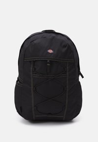 Μαύρο σακίδιο πλάτης με ανθεκτικό ύφασμα, λαβή στην κορυφή, ρυθμιζόμενους ιμάντες, μπροστινή τσέπη και ελαστικό κορδόνι εμπρός.