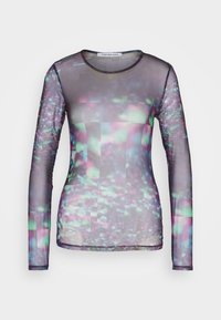 Doorzichtige top met lange mouwen in een multicolor geometrisch patroon met paarse, groene en roze tinten, voorzien van een ronde halslijn en een getailleerd silhouet.