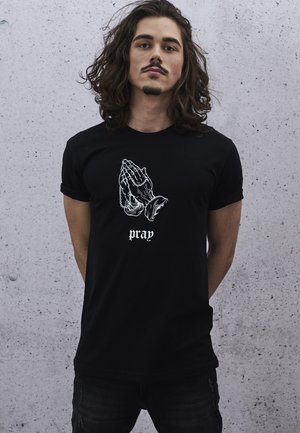 PRAY  - Apdrukāts T-krekls - black