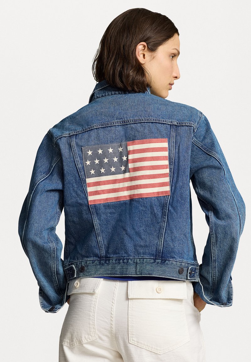 Polo Ralph Lauren FLAG DENIM TRUCKER JACKET - Veste en jean - oklee wash/denim bleu - ZALANDO.FR