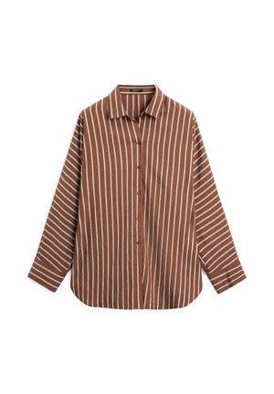 Bruin overhemd met lange mouwen en knopen, witte verticale strepen en een klassieke kraag, plat weergegeven op een witte achtergrond.