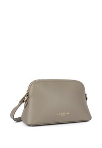 Borsa a mano in pelle grigia con finitura testurizzata, chiusura superiore con cerniera, cinturino da polso e dettagli del logo dorato sul davanti.