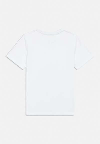 Απλό λευκό βαμβακερό μπλουζάκι κοντομάνικο, τοποθετημένο επίπεδα με την πλάτη προς τα πάνω και στρογγυλή λαιμόκοψη, σε ανοιχτό φόντο.