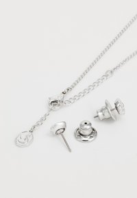 Set di gioielli in argento composto da una collana a catena, orecchini a cerchietto con un accento di pietra preziosa e vari ganci per orecchini. Finitura in metallo lucido.