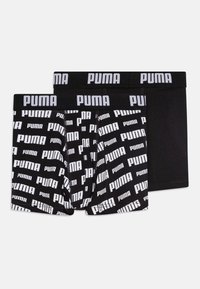 Črn set bokseric, ki vključuje en par z ponovljenim belim logotipom "PUMA" in drugi par v enotni črni barvi, oba z elastičnimi pasovi.