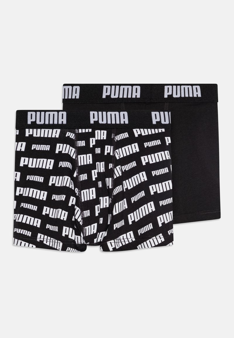 Črn set bokseric, ki vključuje en par z ponovljenim belim logotipom "PUMA" in drugi par v enotni črni barvi, oba z elastičnimi pasovi.