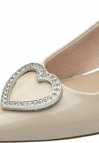 Ballerines en cuir verni beige avec un accent en forme de cœur argenté entouré de strass transparents, dotées d'un intérieur douillet.