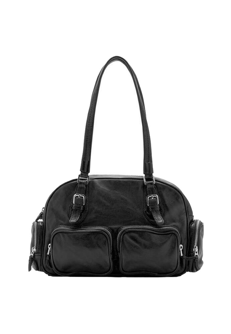 Bolso de cuero negro con dos bolsillos delanteros, cierres de cremallera y correas dobles. Presenta una textura suave y una forma redondeada.