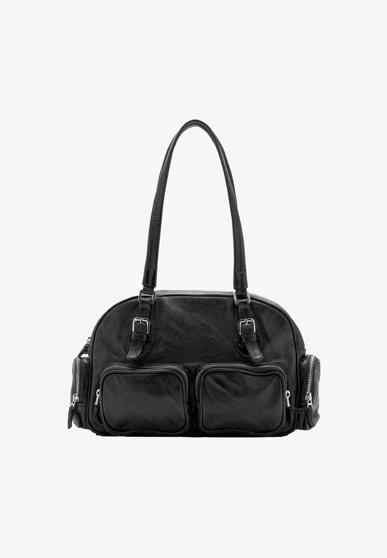 Bolso de cuero negro con dos bolsillos delanteros, cierres de cremallera y correas dobles. Presenta una textura suave y una forma redondeada.