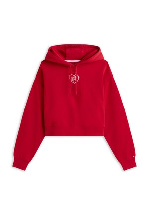 Felpa corta rossa realizzata in cotone morbido, con maniche lunghe, cappuccio e cordini. Presenta un design ricamato a forma di cuore sul petto.