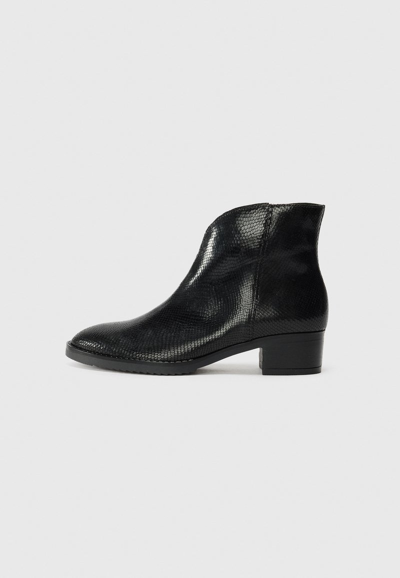 Bottine noire à cheville avec un petit talon bloc et un motif texturé brillant façon peau de serpent sur une surface en cuir lisse.
