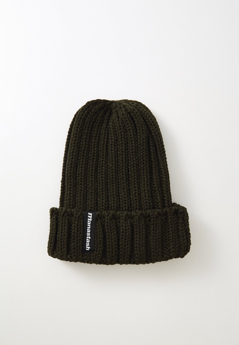 Beanie lavorato a maglia verde scuro con una trama a coste, dotato di un risvolto e di un'etichetta nera con il marchio sul lato.