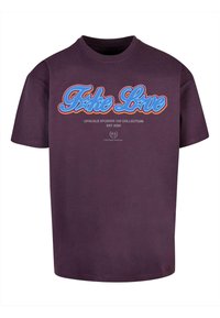 T-shirt en coton violet à manches courtes, avec l'inscription "Take Live" en lettres rétro multicolores sur le devant. Comprend une étiquette de marque en bas.