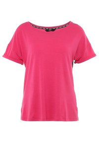Camiseta de manga corta rosa con un corte relajado y puños enrollados, que presenta un escote ancho y un material de algodón suave. Etiqueta de marca negra en el interior.