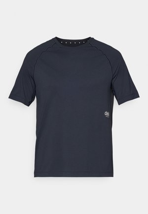 T-shirt à manches courtes bleu marine foncé en tissu léger, avec un col rond et de petits détails en œillet à l'arrière, ainsi qu'un logo sur le devant.