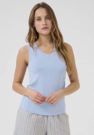 Canotta azzurro chiaro a coste con scollatura rotonda, design aderente e spalline larghe, abbinata a pantaloni da pigiama a righe.