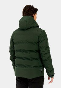 Zielona kurtka puchowa z kapturem, z pikowanym wzorem i elastycznymi mankietami. Zawiera metkę z logo po lewej stronie u dołu.