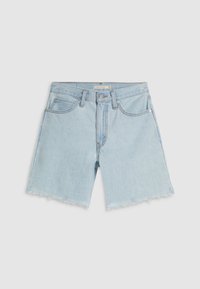 Short en denim bleu clair avec ourlet brut, bouton à l'avant, fermeture éclair et design à cinq poches, posé à plat sur un fond blanc.