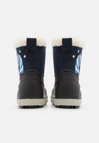 Botas azul marino con forro de piel sintética clara, suelas de goma y un diseño de unicornio que presenta colores del arcoíris y estrellas en la parte trasera.