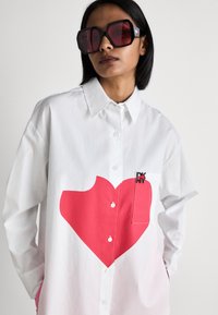 DKNY OVERSIZED PRINTED HEART - Camicia - white