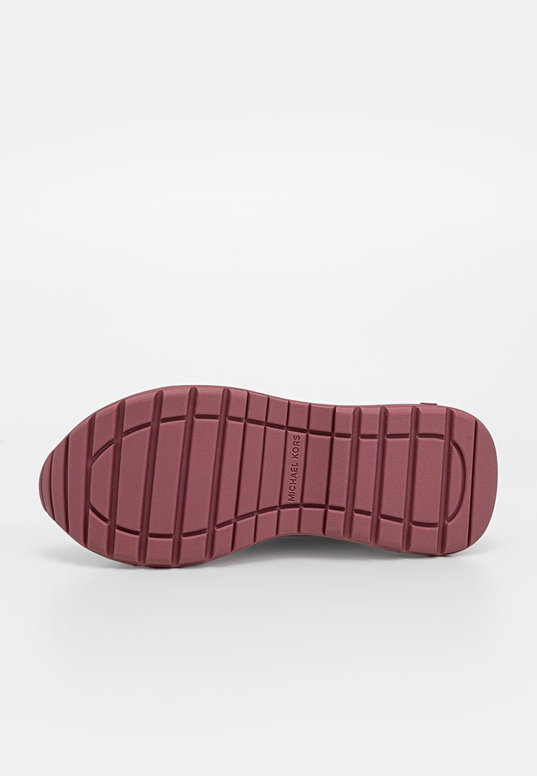 Suela de zapato de goma marrón con surcos horizontales y verticales, que presenta una textura suave y un logotipo en relieve. Diseño plano para tracción y soporte.