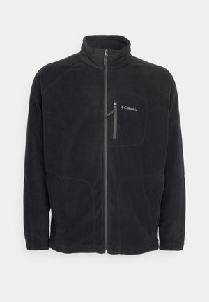 Zwarte fleece jas met hoge kraag, ritssluiting aan de voorkant en borstzak. Heeft een logo aan de linkerkant en een gladde textuur.