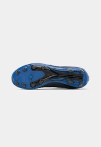 Sole di scarpa da calcio nera e blu con superficie testurizzata, caratterizzata da numerosi tacchetti in gomma per la trazione e un design aerodinamico.