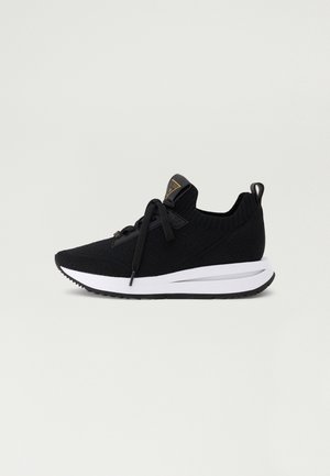 Sapatilhas de malha pretas com um design de cano baixo, entressola branca, sola de borracha preta e atacadores. Apresentam uma alça na parte traseira e detalhes de logotipo.