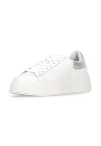Sneaker bianco con una tomaia in pelle liscia, punta arrotondata, suola piattaforma bianca spessa e un accento metallico argento sul tallone.