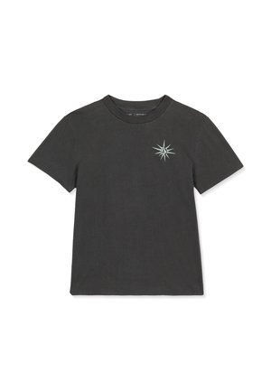Dunkelgraues Baumwoll-T-Shirt mit Rundhalsausschnitt und kurzen Ärmeln. Mit einer weißen und türkisfarbenen Kompassrose-Stickerei auf der linken Brust.