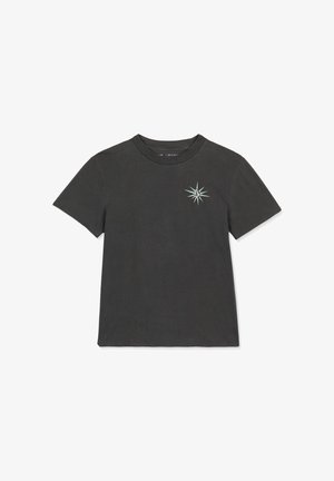 Dunkelgraues Baumwoll-T-Shirt mit Rundhalsausschnitt und kurzen Ärmeln. Mit einer weißen und türkisfarbenen Kompassrose-Stickerei auf der linken Brust.