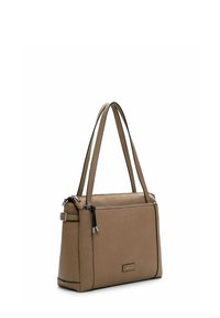 Braune Leder-Umhängetasche mit zwei Riemen, Frontreißverschlusstasche und silbernen Reißverschlussgriffen, steht aufrecht vor weißem Hintergrund.