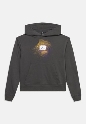 Sudadera con capucha de color gris oscuro, con bolsillo canguro y gráfico central de un cuadrado blanco con el logo Jumpman negro rodeado de manchas amarillas y moradas.