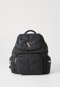 Sac à dos matelassé noir avec quincaillerie dorée, comportant une poignée supérieure, une poche zippée à l'avant et le logo de la marque sur le rabat. Matériau doux et texturé.