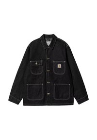Chaqueta de mezclilla negra con un collar en punta, botones frontales, dos bolsillos en el pecho y detalle de costura blanca en contraste. Cuenta con un parche del logo de la marca.